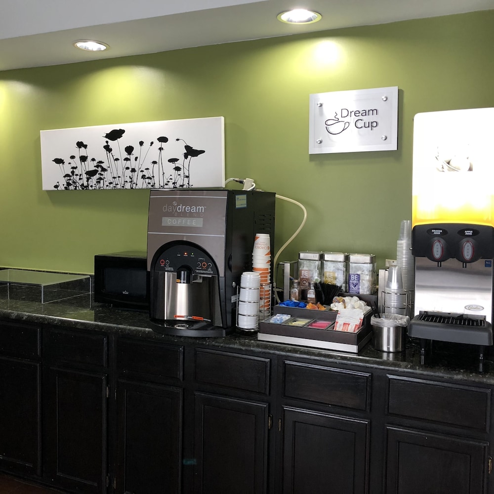 Spark by Hilton Louisville Airport 17/50