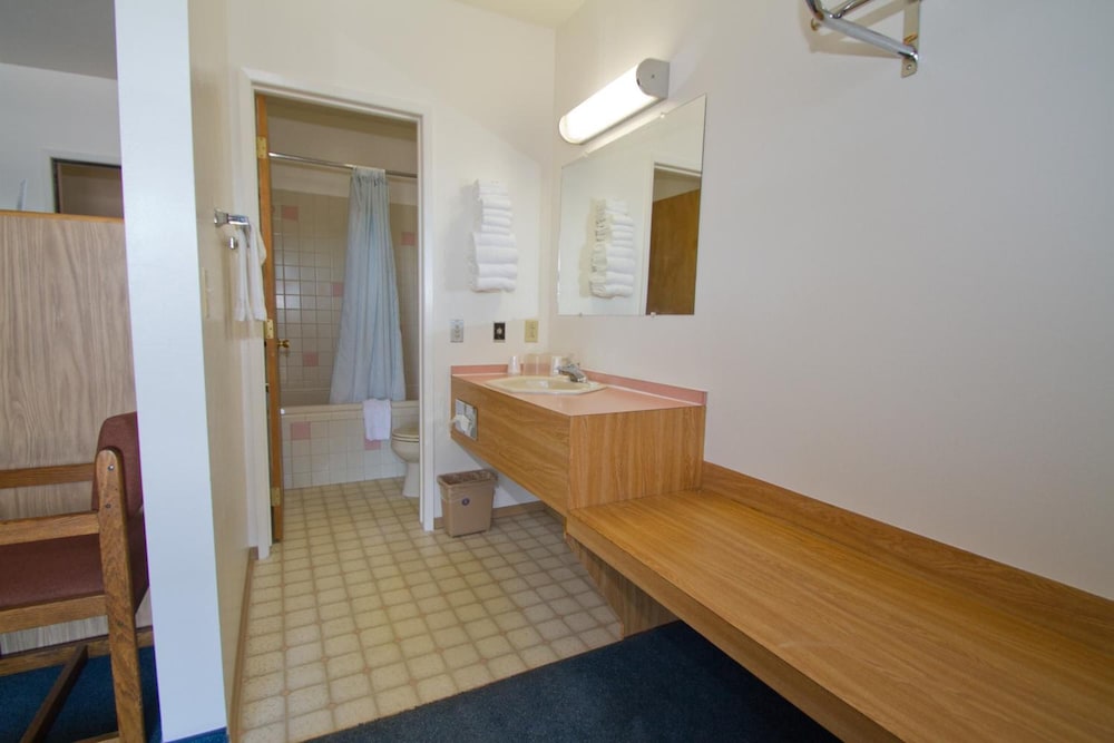 Brooks Street Motor Inn 29/30