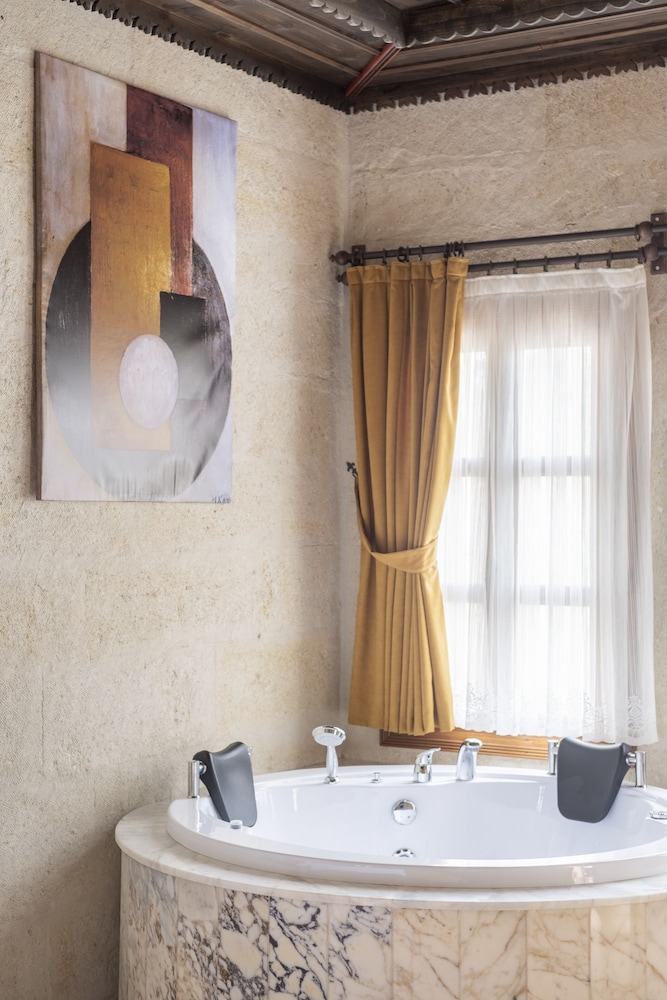 Uzay Cave Suites 44/50