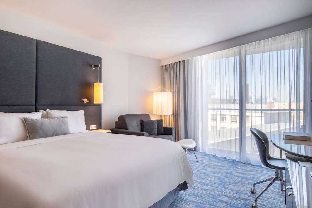 غرفة بريستيج بسرير كينج بشرفة، Renaissance Paris Arc de Triomphe Hotel 4/10