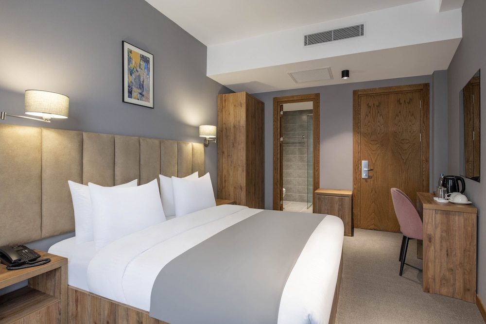 DELUXE, DOUBLE BED