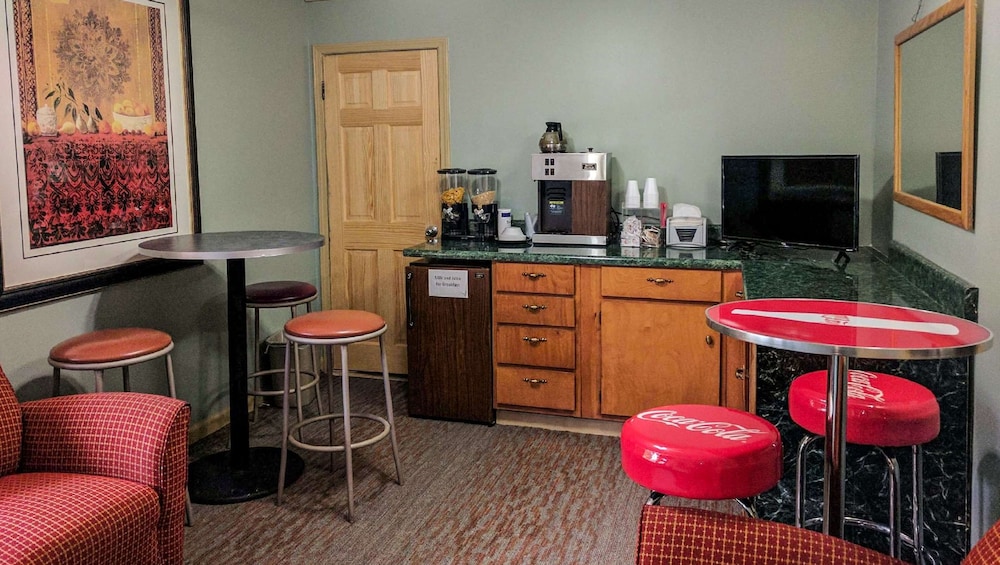 BUDGET INN ELLIJAY 28/37