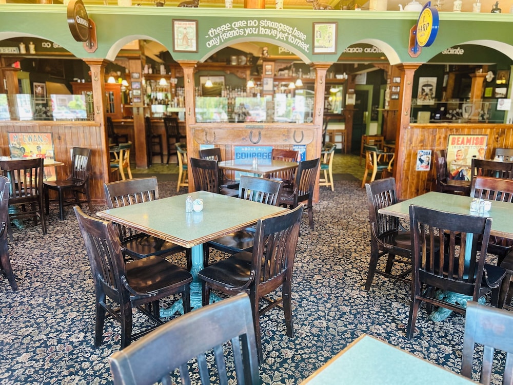 County Clare Irish Inn & Pub 17/26