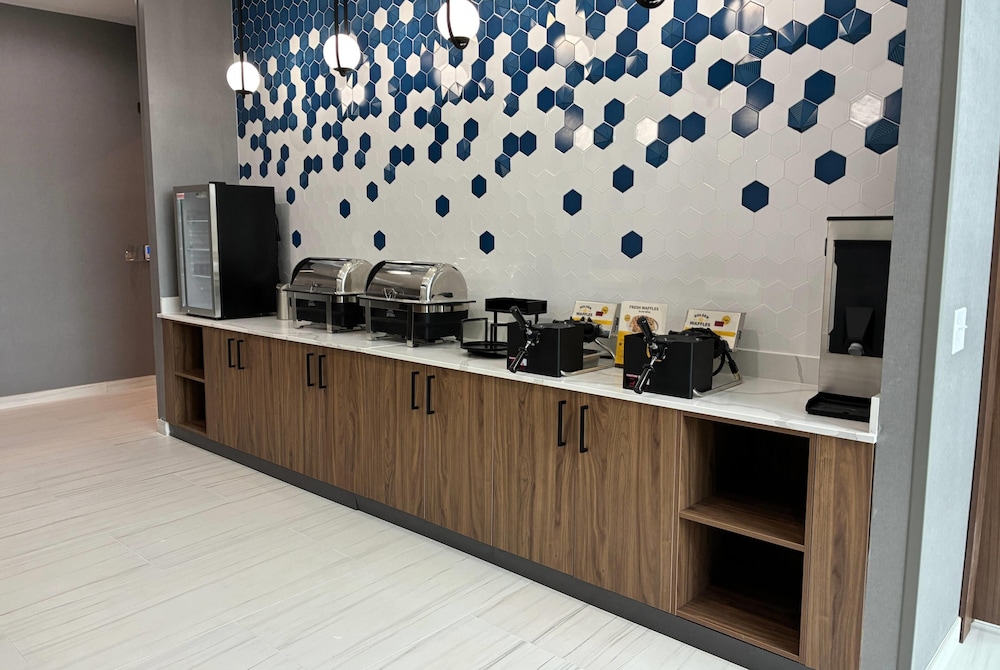 La Quinta Inn & Suites by Wyndham Athens 5/49