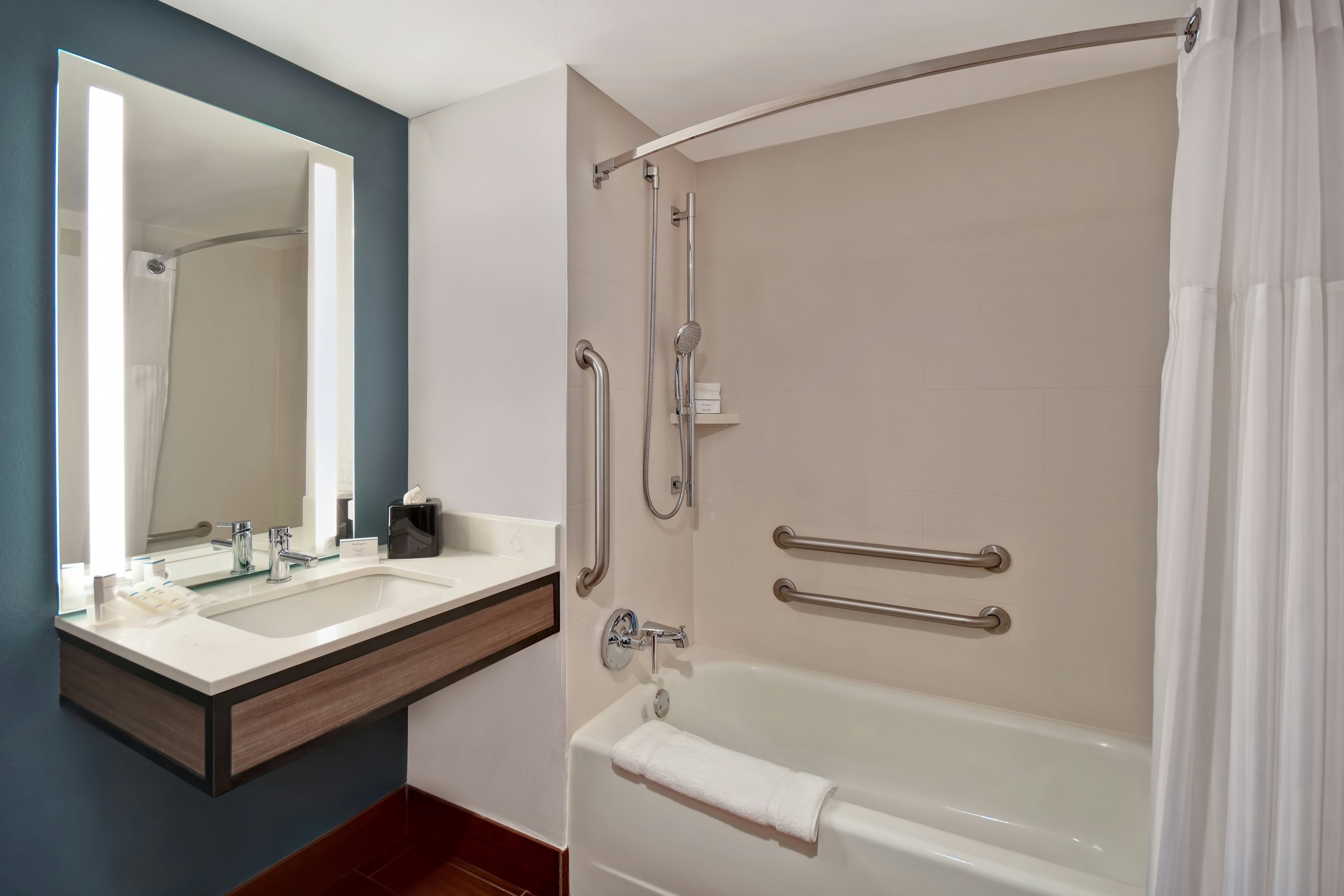 غرفة بسريرين كوين بحوض استحمام لذوي الإعاقة، Hilton Garden Inn Houston/Galleria Area 2/2