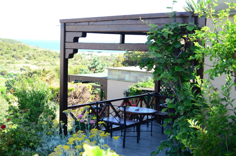 Ada Bacchus Hotel 3/50