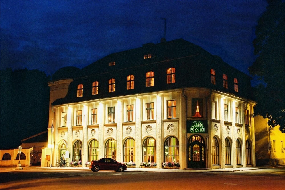 Victoria Hotel 1/49