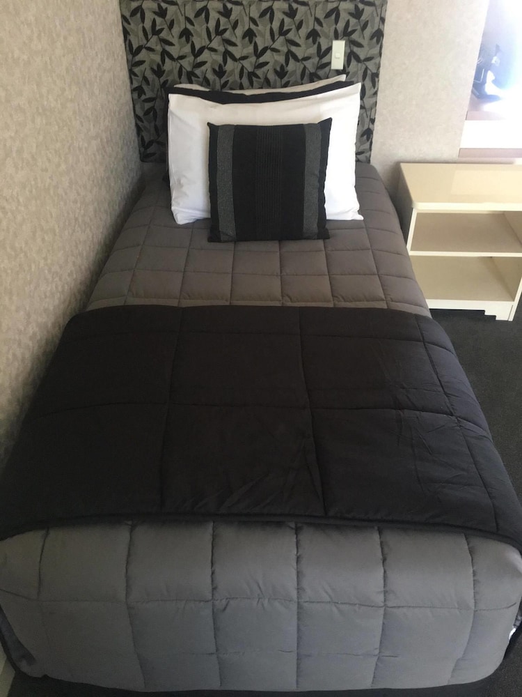 Deco City Motor Lodge 35/54