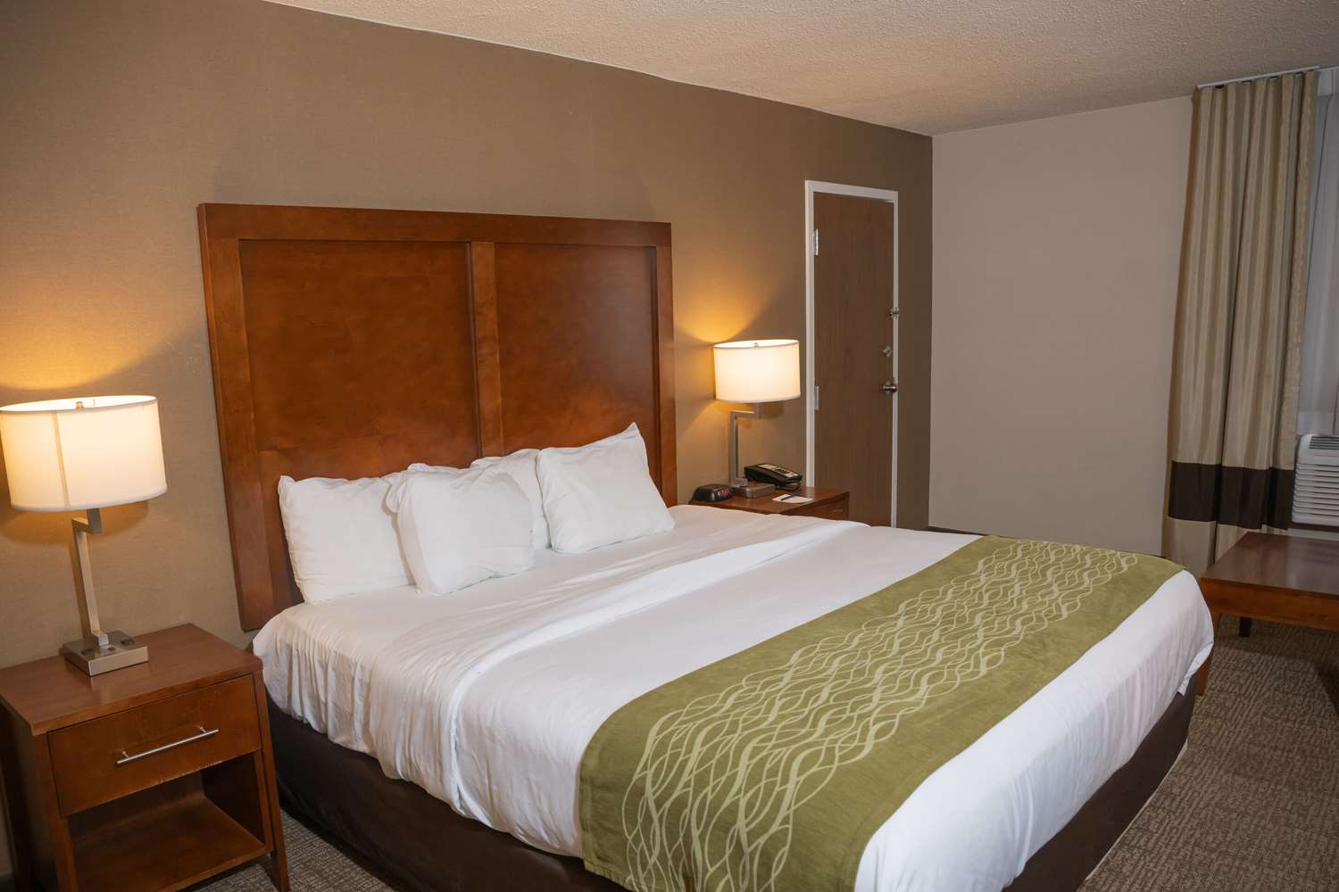 Comfort Inn & Suites Erie - Splash Harbor Indoor Waterpark 25/55