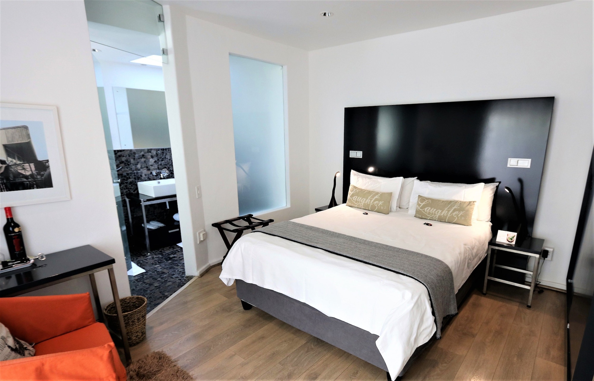 Art, Deluxe, Queen Bed, Patio