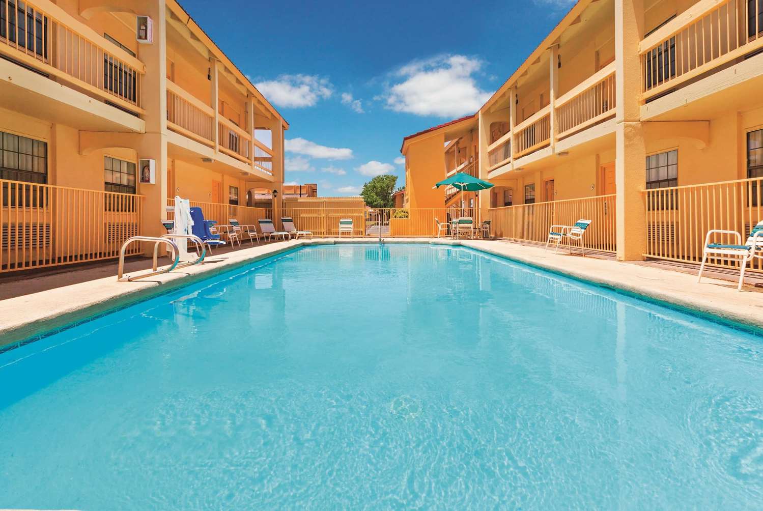 Baymont by Wyndham Lubbock - Downtown Civic Center 2/2