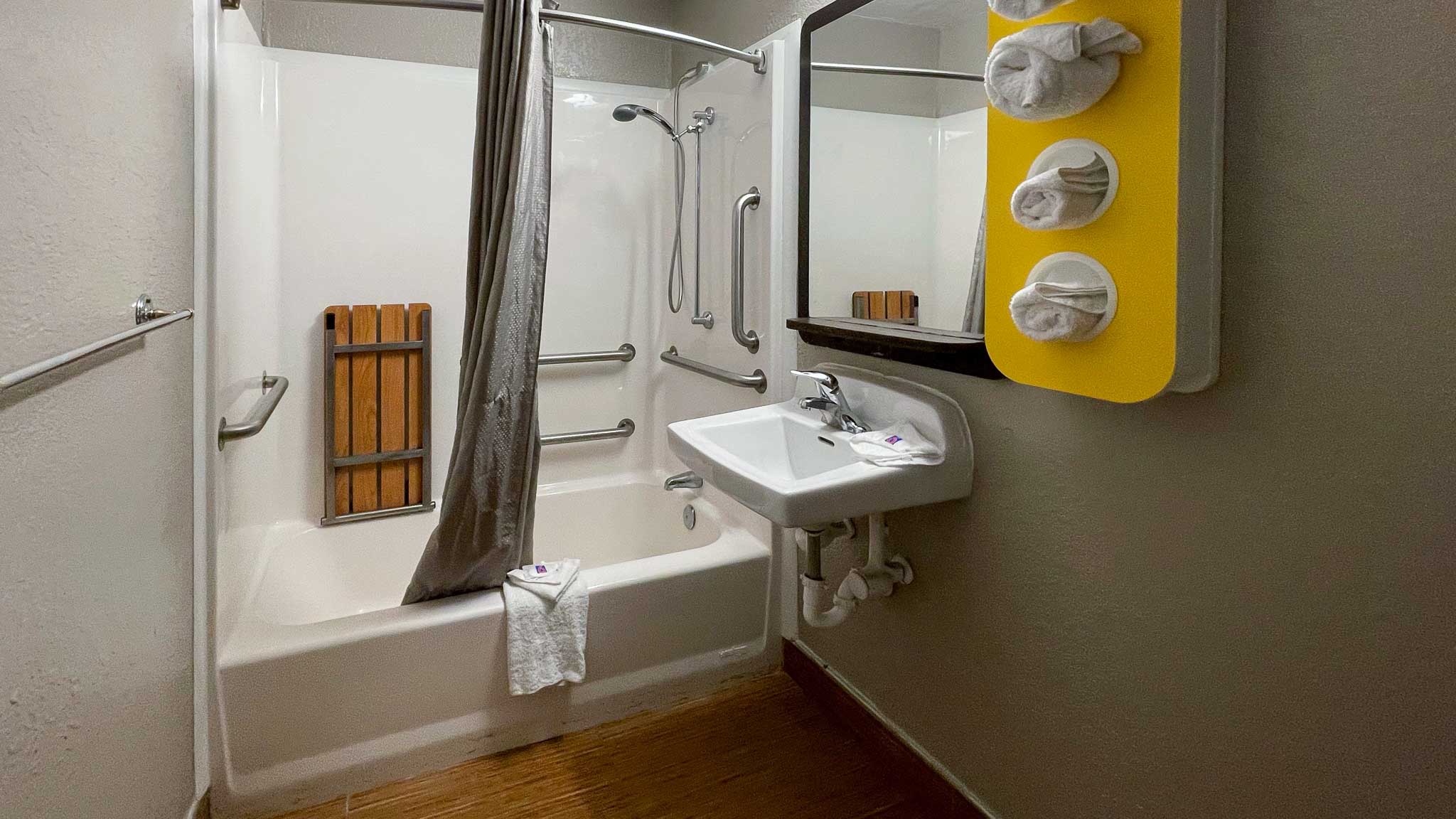 1 Full Bed - Mobility Access Tub, Nsmk، Motel6 Camp Springs, DC - South Camp Springs 7/7