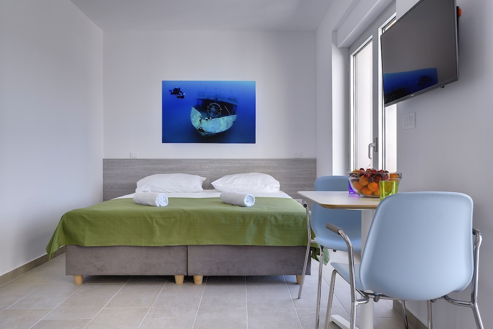 STUDIO, SUITE