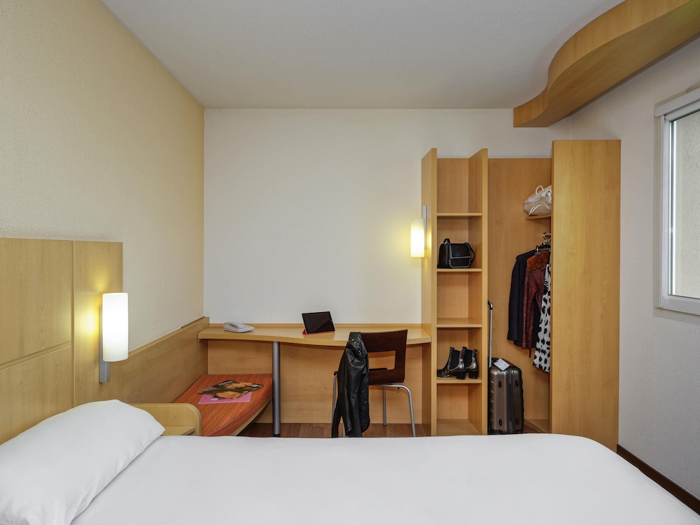 ROOM, DOUBLE BED