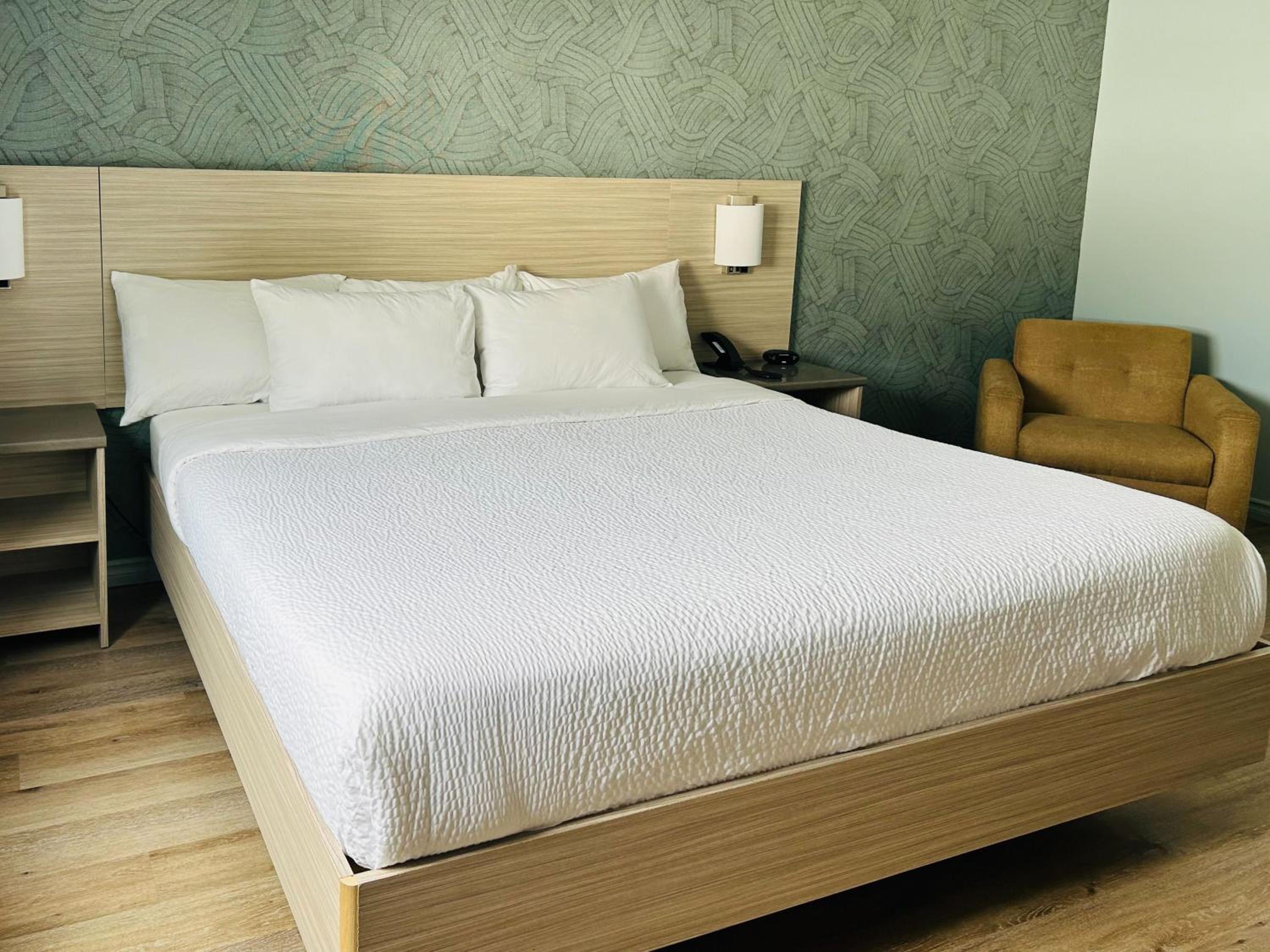 ROOM, KING BED
