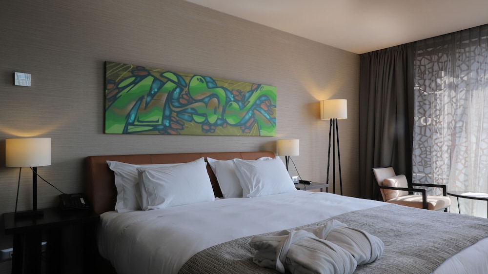 ROOM, KING BED