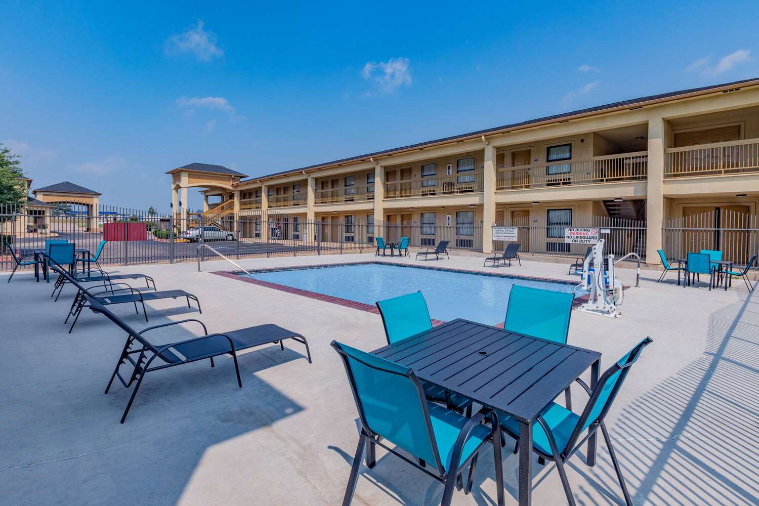 Days Inn & Suites by Wyndham Huntsville 9/14
