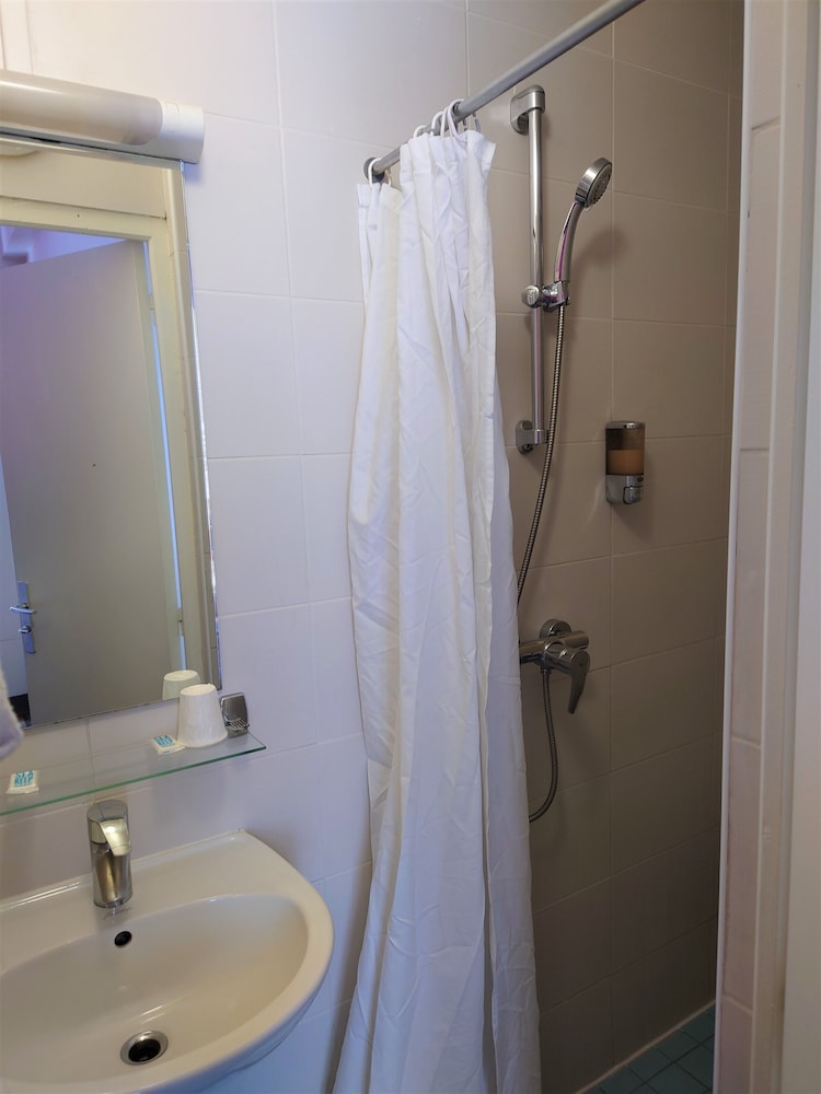 Hotel Tolbiac 9/48