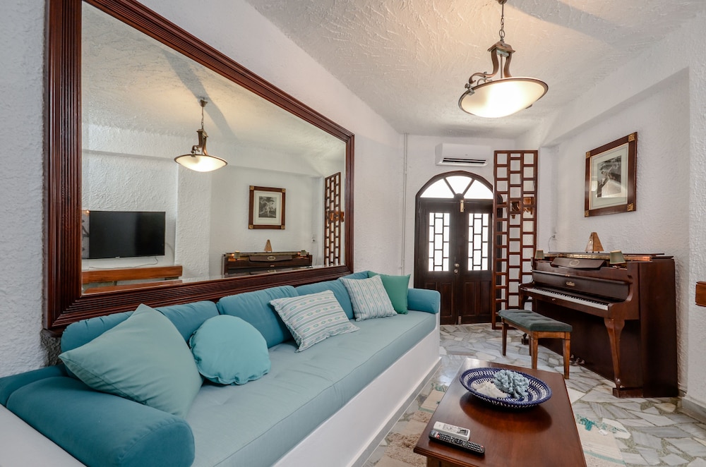 Naxos Center Houses 26/50
