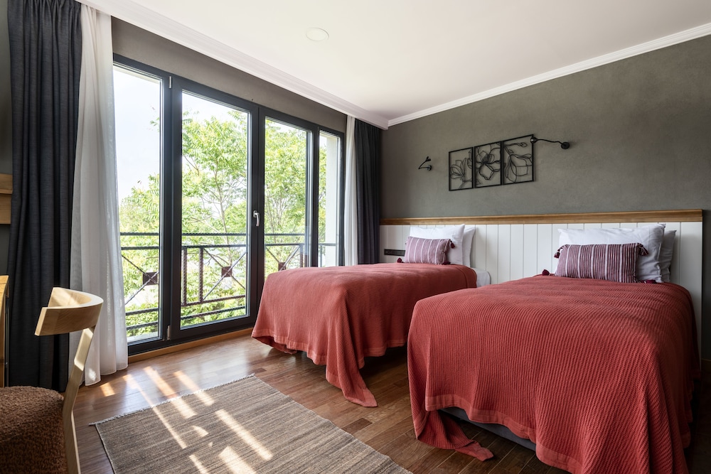 SUPERIOR, DOUBLE OR TWIN BED