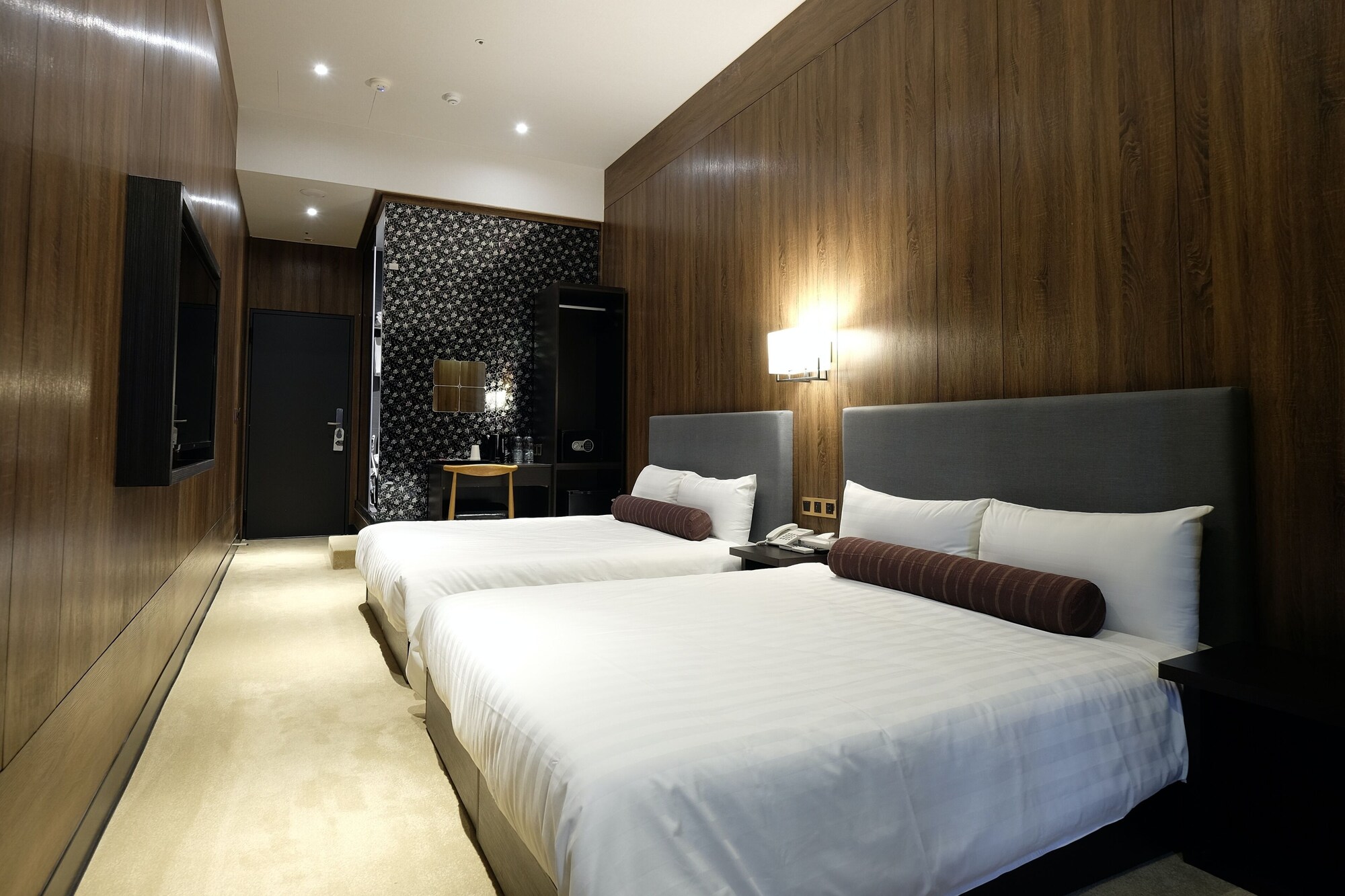 Deluxe, Quadruple, 2 Double Beds, No Window