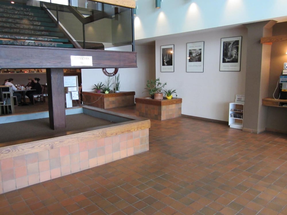 Highliner Plaza Hotel Conference Centre 5/56