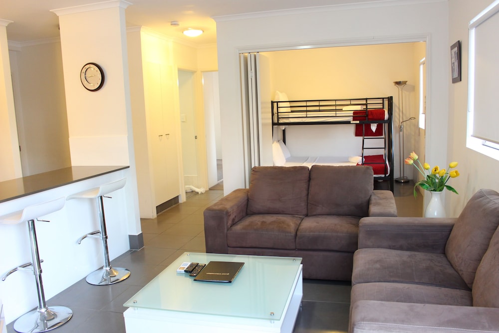 SURFERS RIVERSIDE APARTMENTS 23/43