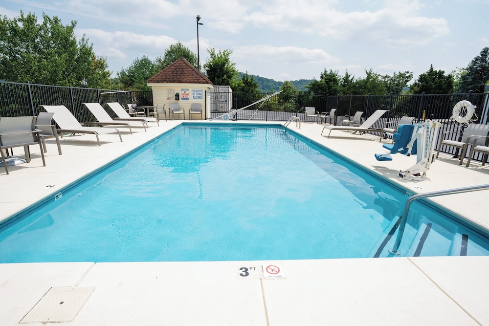 Holiday Inn Express Hotel and Suites Knoxville-North-I-75 Exit 112 35/61