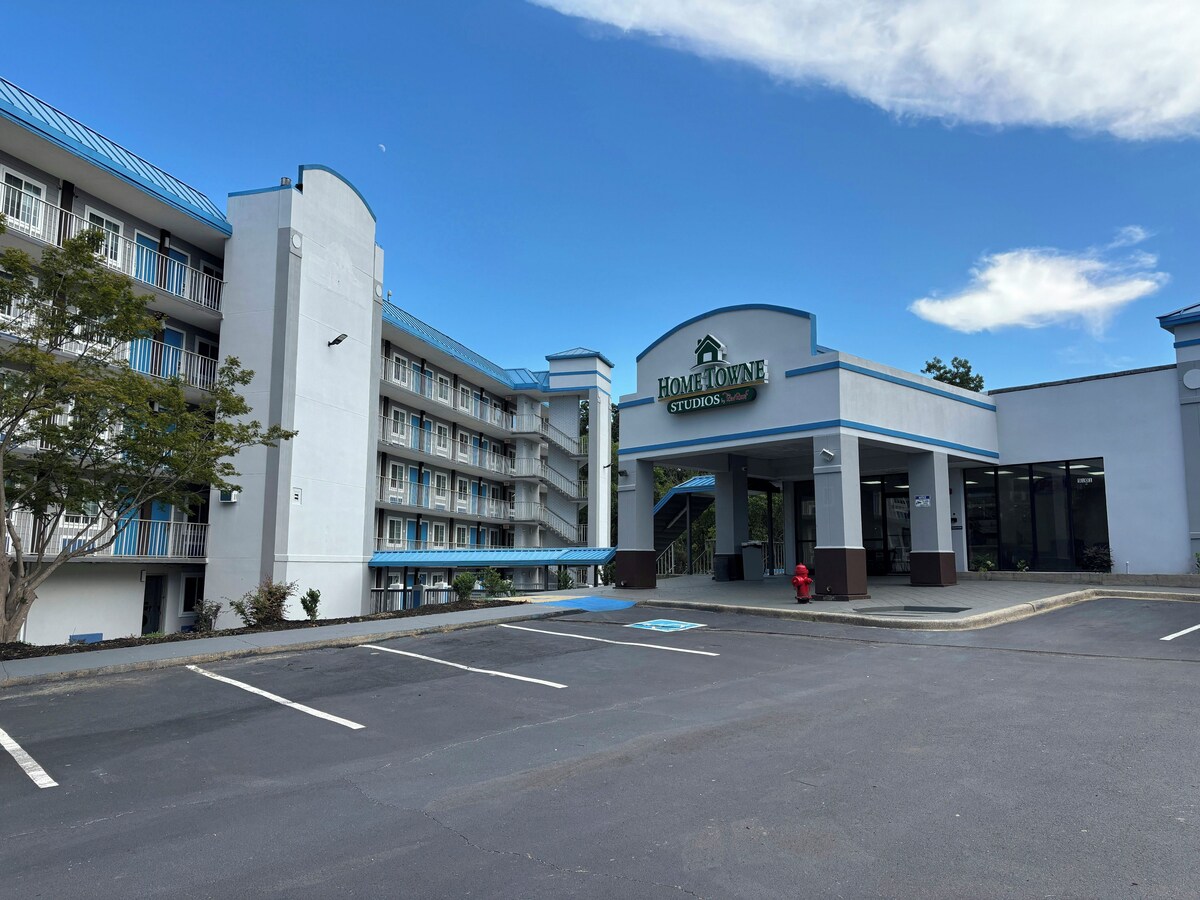 HomeTowne Studios by Red Roof Birmingham - Airport 10/11