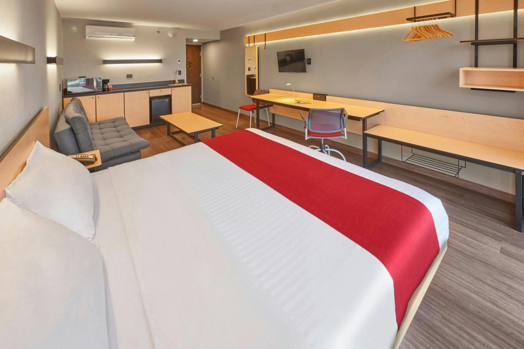 غرفة سوبيريور بسرير كينج مع أريكة، City Express by Marriott Tampico Altamira 2/5