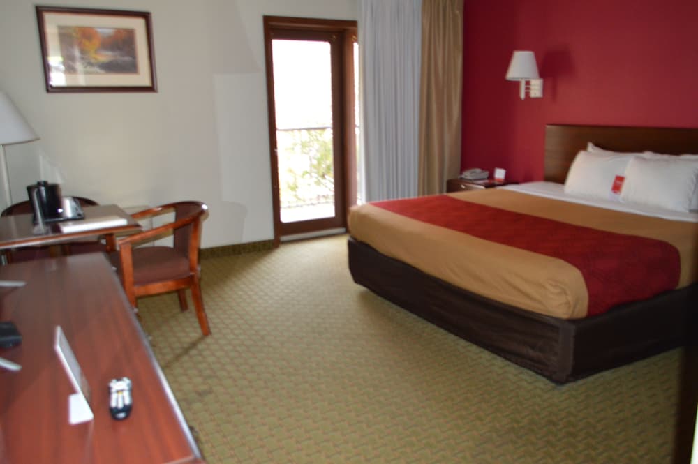 Econo Lodge Inn and Suites On The River 16/61
