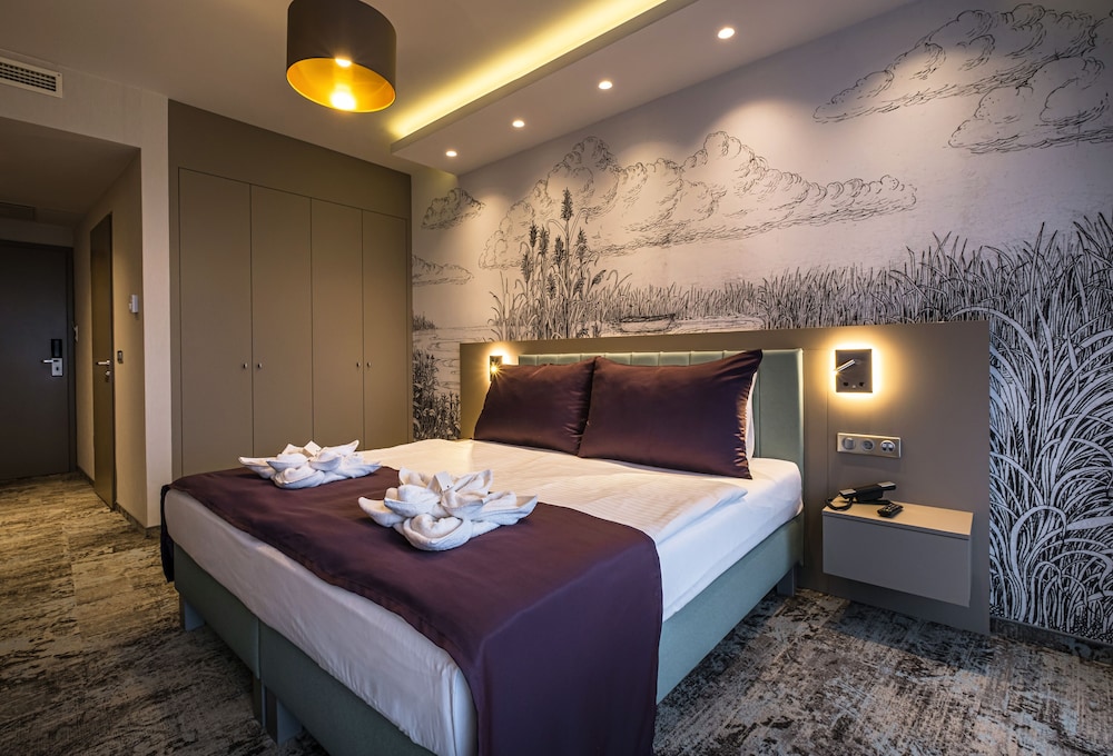Premium, Double or Twin Bed, Partial Lake View