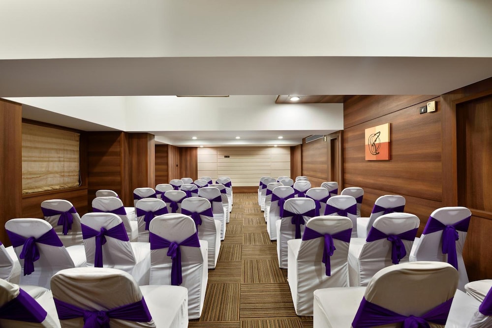 Hotel Leafio Marigold Marol 21/22