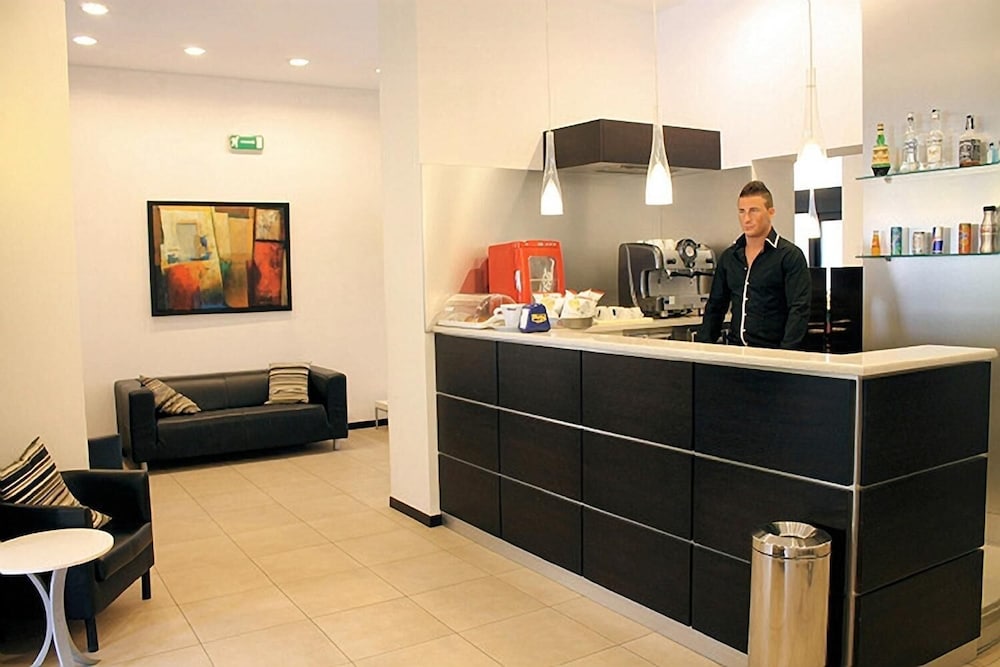 Hotel Paradiso 4/40
