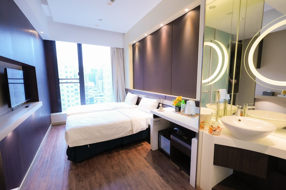 LUXURY, TWIN BEDS