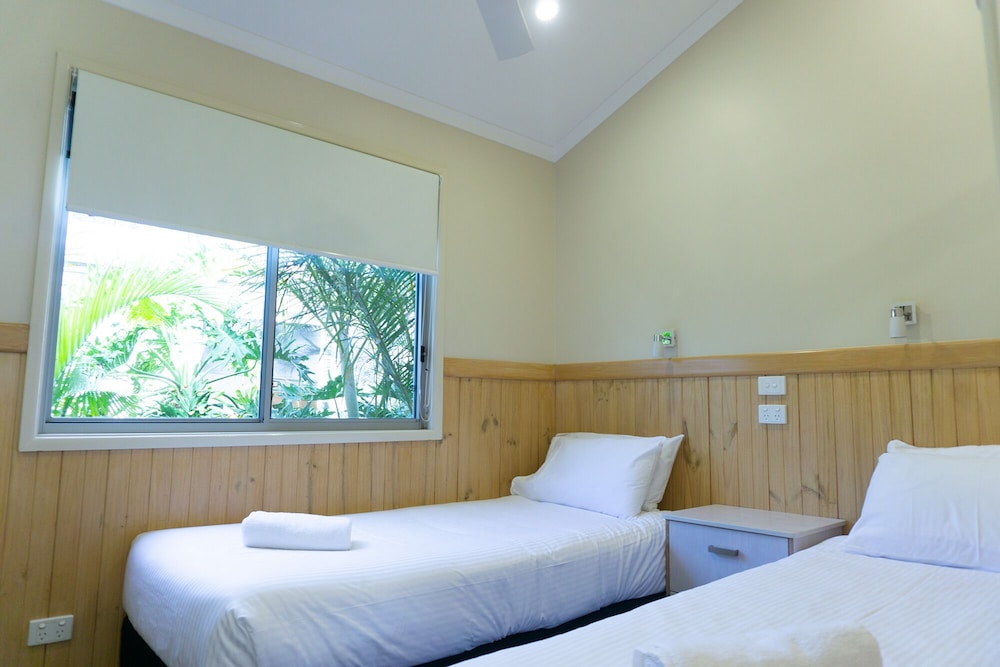 SHOAL BAY HOLIDAY PARK 29/70