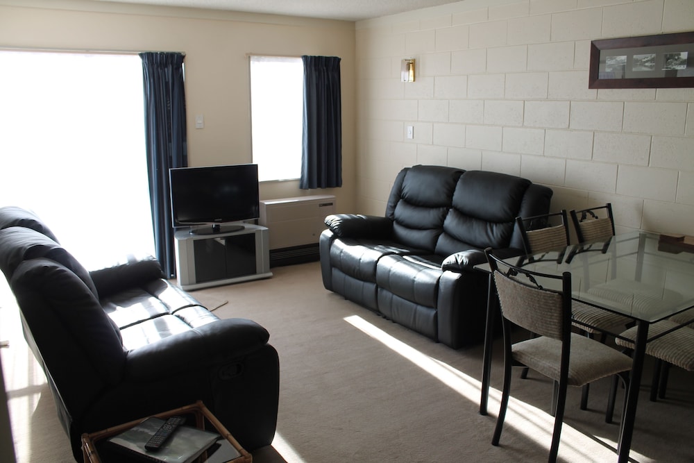 Riverview Motel 36/56