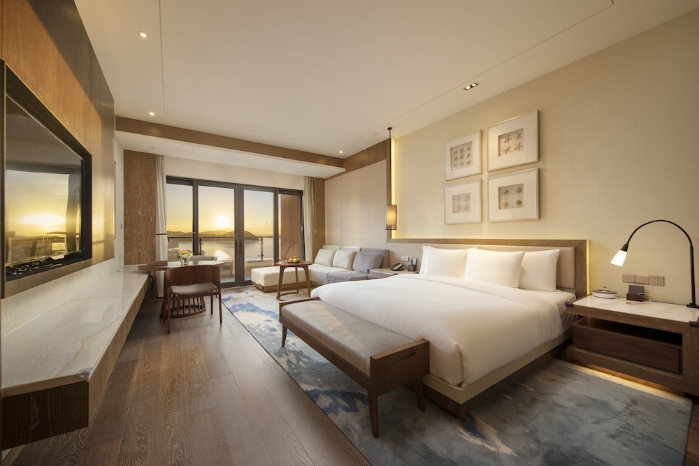 Premium, King Bed, Lateral Side Sea View