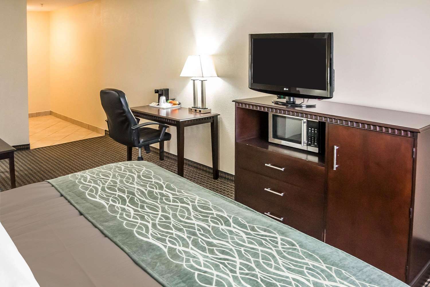 Econo Lodge Inn & Suites Monroe, MI 33/36
