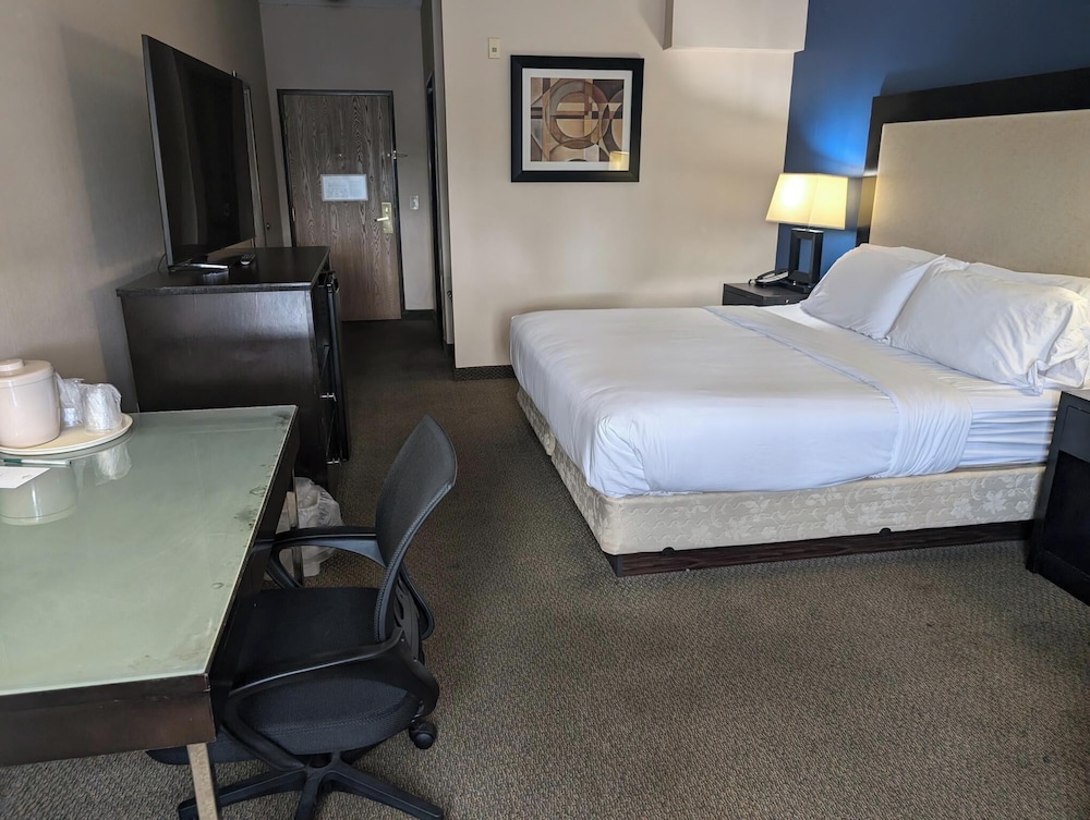 Wingate by Wyndham Ashland 10/24