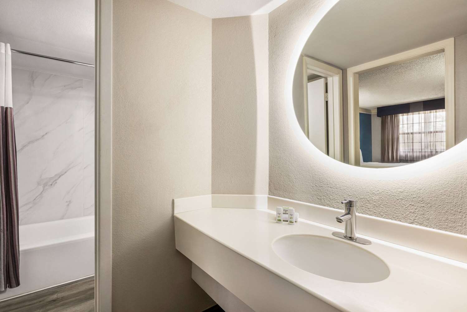La Quinta Inn by Wyndham San Antonio I-35 N at Toepperwein 32/32