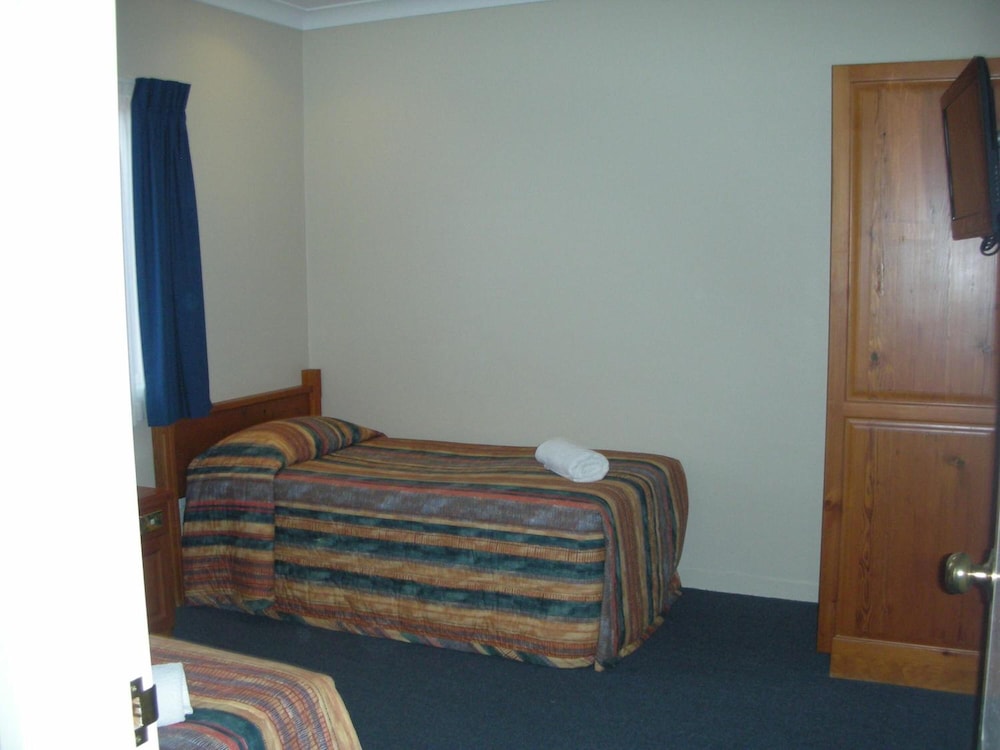 Breakout Motor Inn 15/20