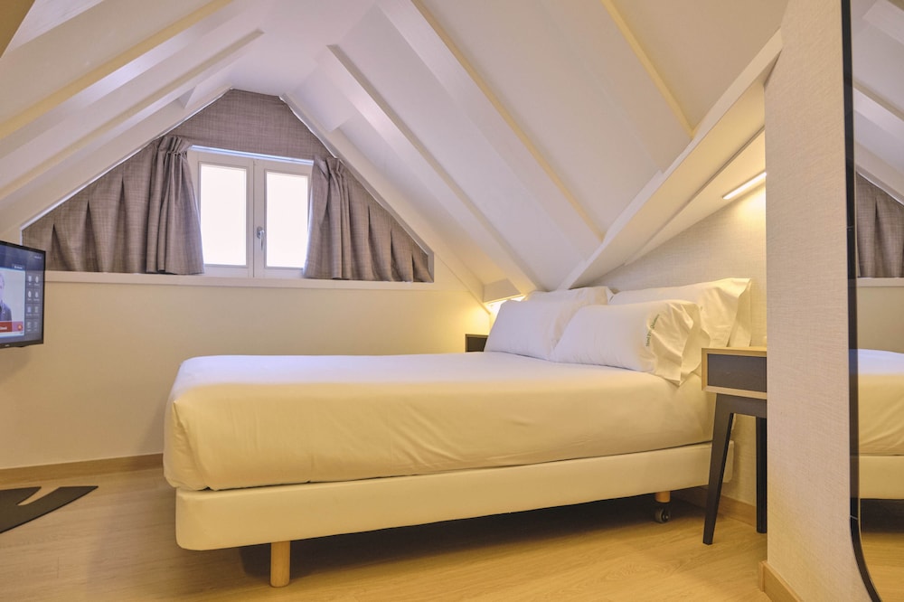 ROOM, SINGLE