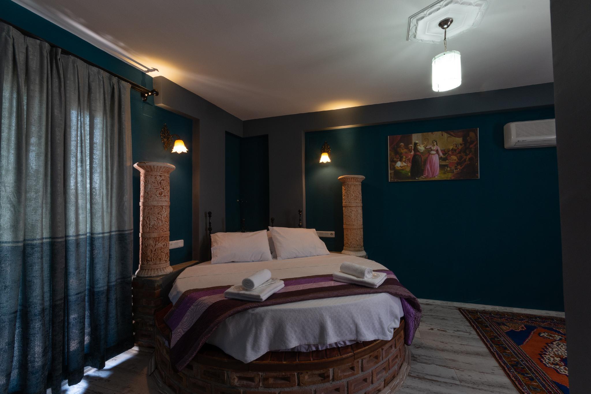 Deluxe, Round Bed