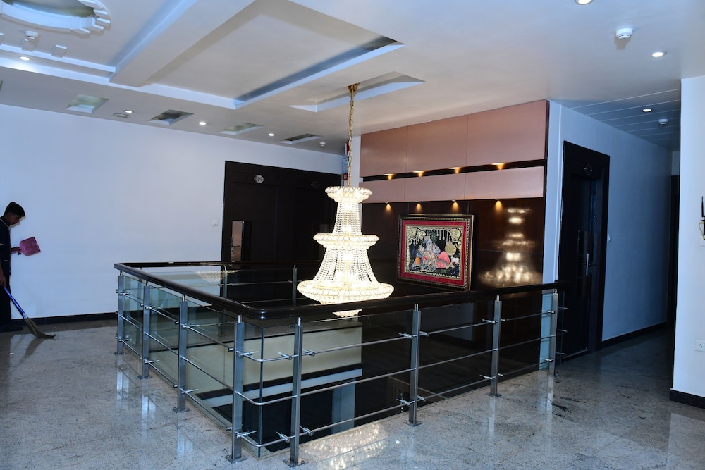 HOTEL RAVISHA CONTINENTAL 2/21