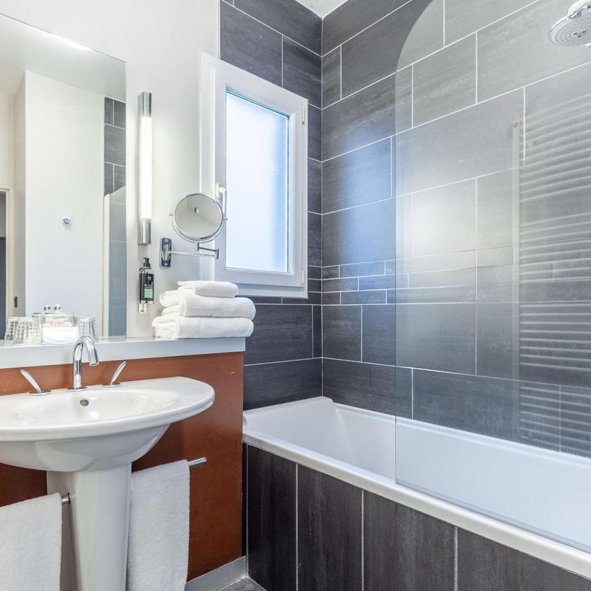 غرفة عائلية بسرير فردي وسرير كوين، Best Western Plus Hotel Gergovie 6/13