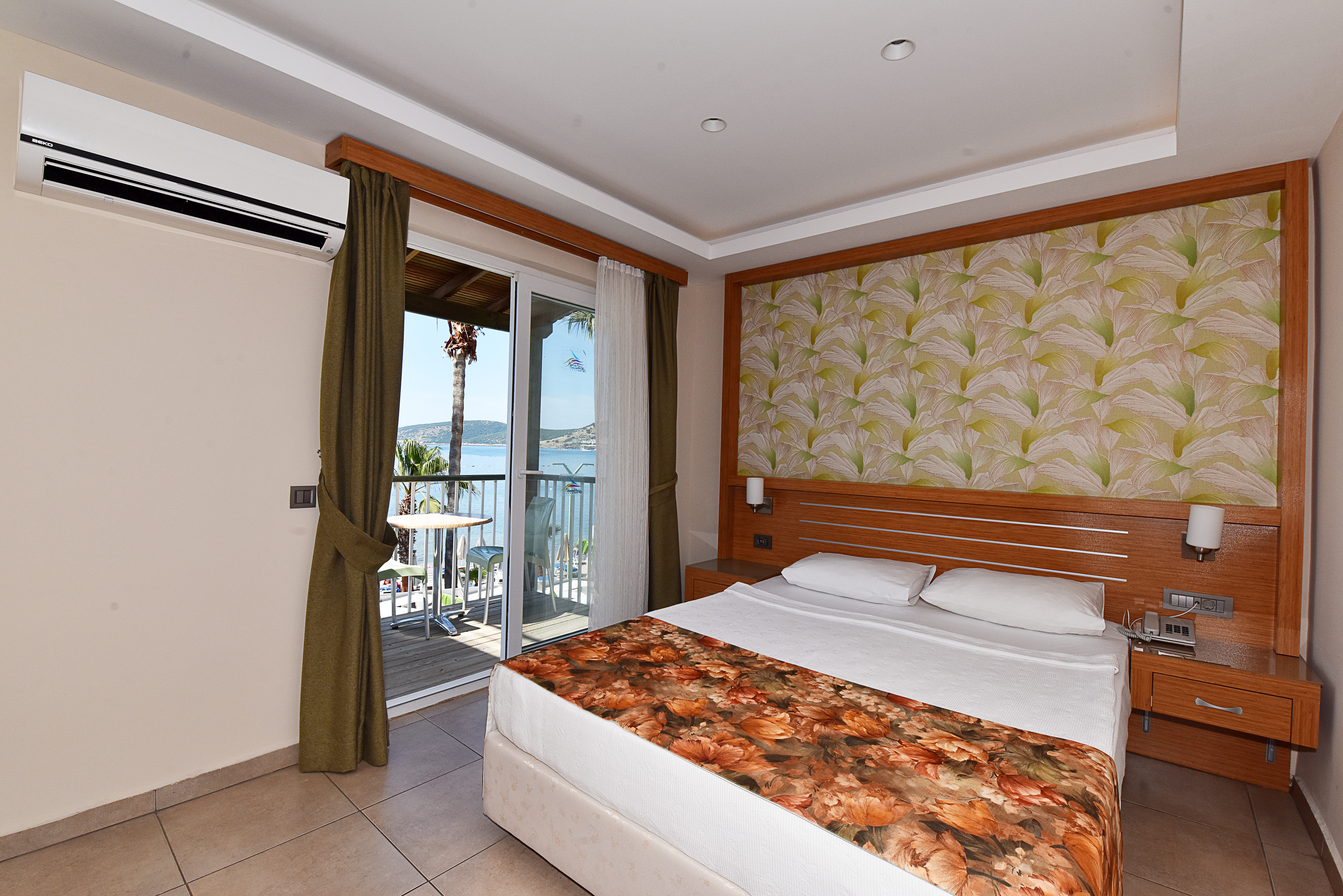ROOM, DOUBLE BED