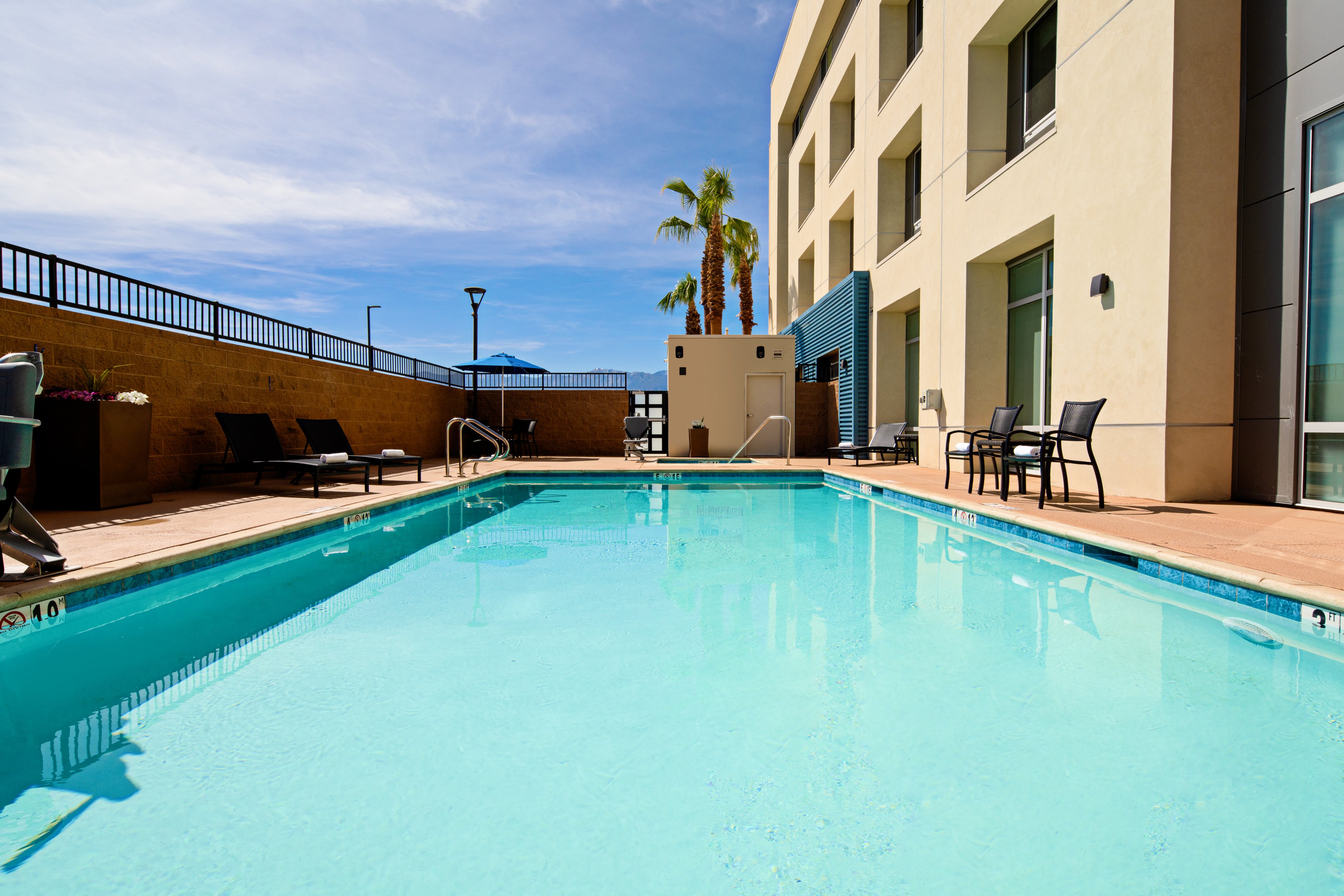 Holiday Inn Express and Suites Palm Desert Millennium 52/52