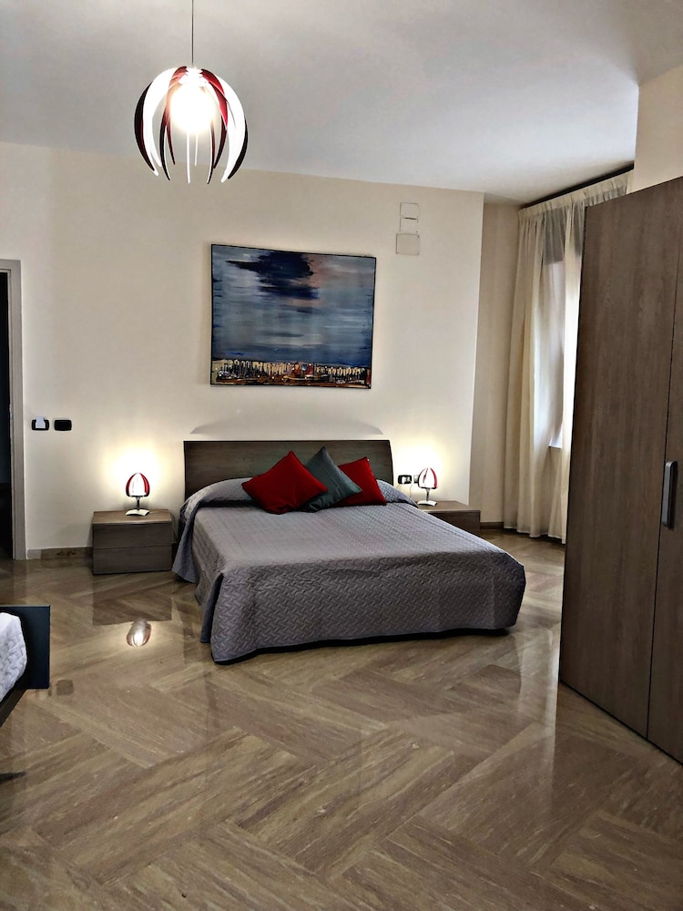 ROOM, QUADRUPLE, MULTIPLE BEDS