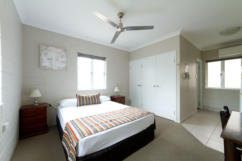 STUDIO, QUEEN BED